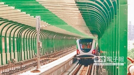 台中捷運綠線電聯車21日首次上捷運主線，實車測試成功，拚2020年通車。（盧金足攝）