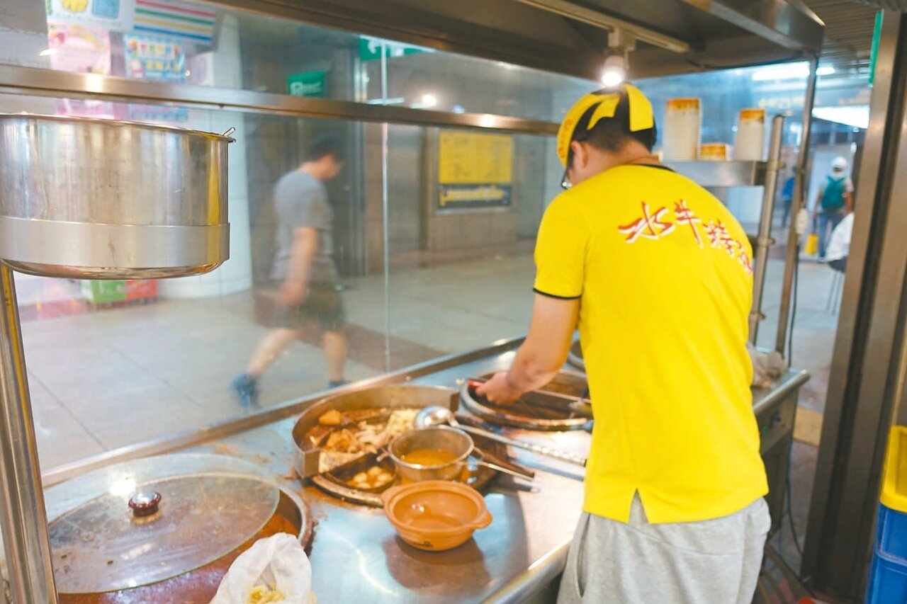 因被認定是台北車站地下街異味之一,位在站前地下街的臭豆腐店被北市府要求「禁售臭豆腐」。 記者邱瓊玉/攝影