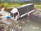 天鴿輕掠花蓮　溪水漲貨車受困