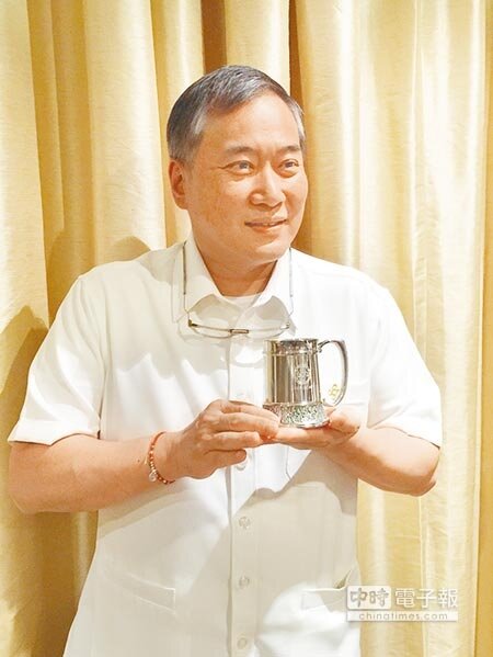 中租企業集團總裁辜仲立說，離開台灣必帶著自己的枕頭，以求好眠。圖／黃惠聆 