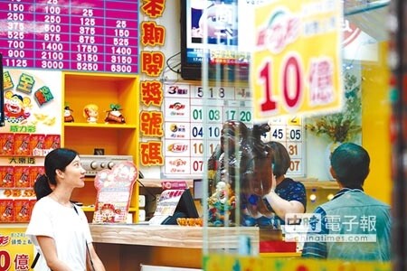 威力彩連續25期槓龜,頭獎上看10億元,為去年3月14日後首見的10億元以上頭獎,台彩公司呼籲這兩天走過、路過彩券行,千萬別錯過下注機會。(郭吉銓攝)