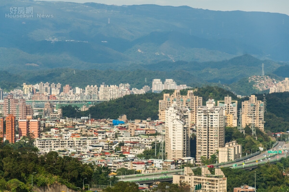 依房地合一稅制規定，出售房地是以持有時間決定課徵稅率，但若與他人「共有」房地，恐因持有時間點不同，導致非自願出售者適用較高稅率，有失公平，圖為房市情境照。（好房網News記者張聖奕／攝影）