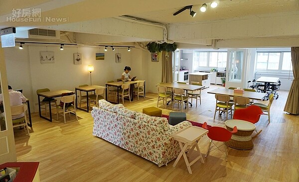 2.整體空間以淺色系為主,天花板塗刷成白色、搭配軌道燈,以輕美式工業風為基底,搭配大量木桌椅,營造出質樸舒適的空間氛圍。