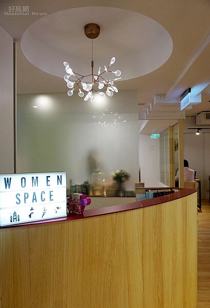 3.櫃台上方假天花板有引導與區隔空間作用,螢火蟲造型吊燈則象徵充滿生命力、活出發光發熱的意含。