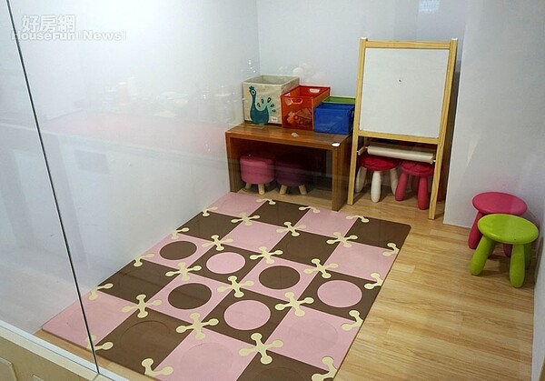 6.通往陽台走道,還會經過兒童閱讀室、SPA間與淋浴間,上完芳療課再去沖個澡都不成問題。