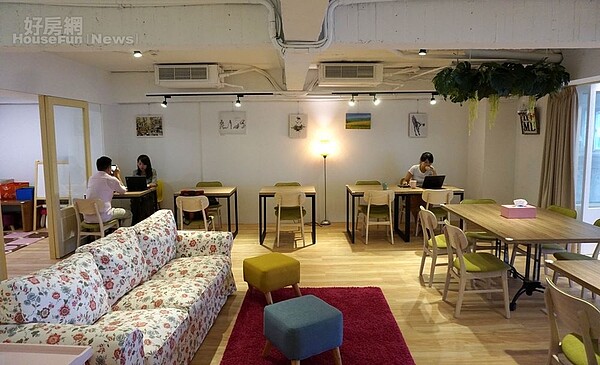 4. 無論是沙發、小凳子、一張張木桌椅…都能任意使用,女人們要在這裡與客戶談事情、用筆電寫提案完全不會感到拘束。