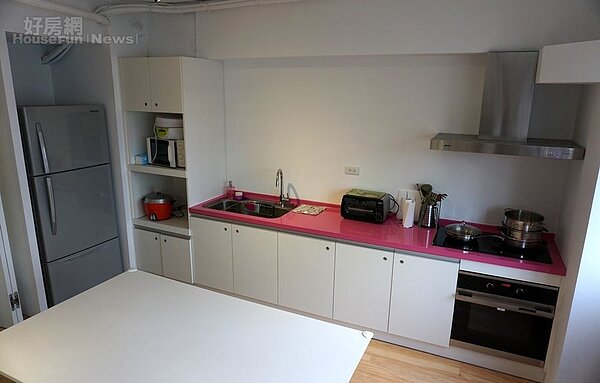 5.廚房可用來開烹飪、烘培…等教學課程。旁邊會議室用也適合規劃舞蹈、瑜珈、健身課程,兩者以活動拉門做出區隔也提供使用彈性。