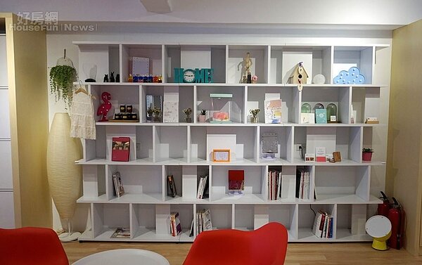 7.大方格櫃子上擺著全是進駐工作者作品,包括有精油、書籍、工藝品…等,甚至飄浮在空中的人造葉材也是,讓人見識到女性源源不絕創意。