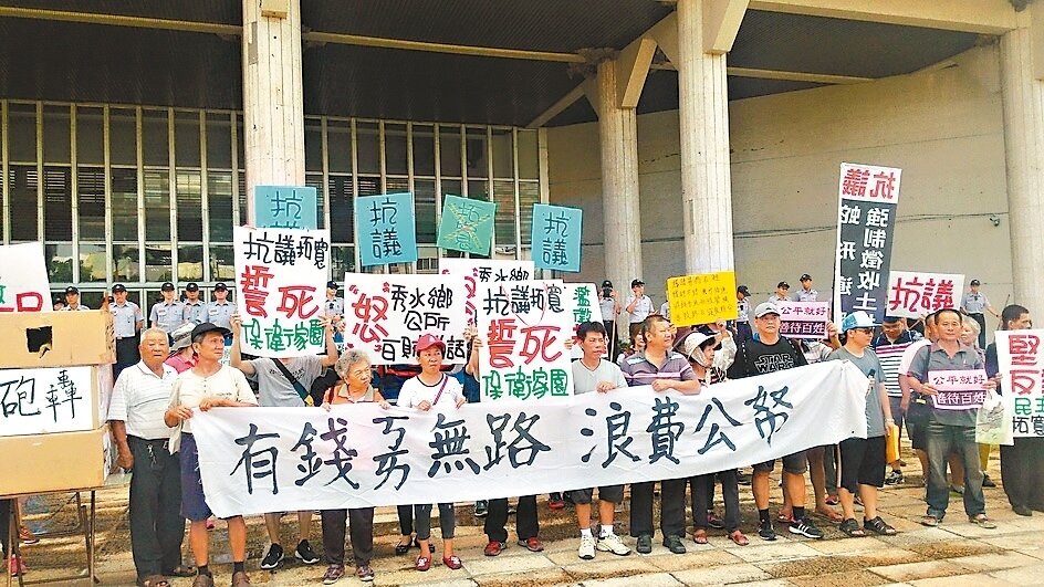 彰化縣拓寬3條道路,用地地主與屋主質疑縣府黑箱作業,昨聯合到縣府陳抗。 記者簡慧珍/攝影