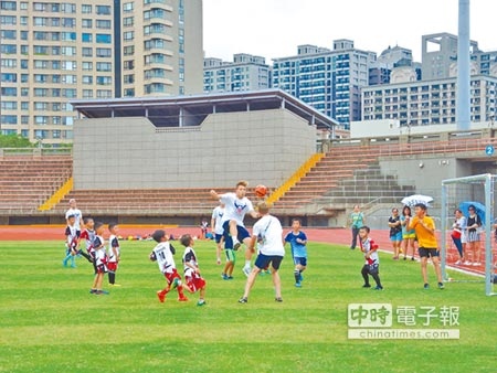 美國國家男子大學足球隊24日與新竹縣內中小學足球聯隊小將一同踢球，交流球技。(邱立雅攝)