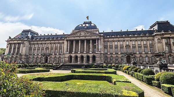 比利時布魯塞爾市中心25日晚間有一名男子持刀攻擊士兵。圖為布魯塞爾市內的布魯塞爾王宮(圖/翻攝自Google Map)