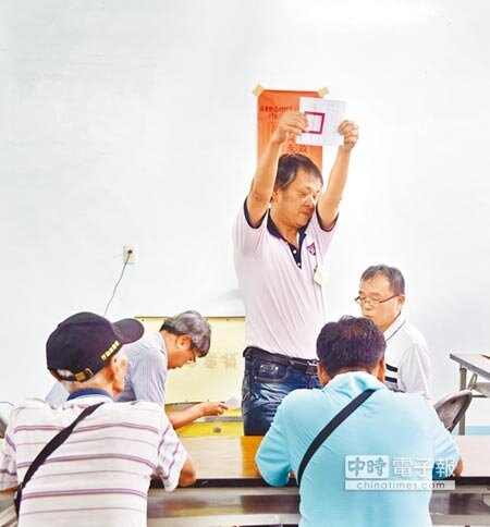 南州鄉壽元村長罷免案開票結果，現任村長陳明倫遭罷免確定。（林和生攝）