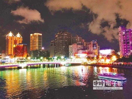 高市觀光局推薦搭船遊愛河。（柯宗緯攝）