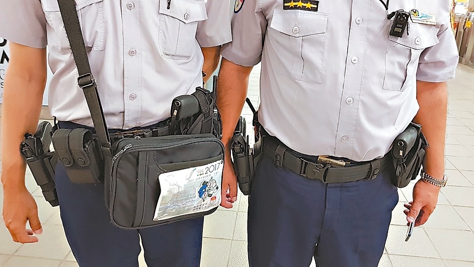 台北捷運加強反恐維安，捷運警察即日起配備90手槍、電擊槍「雙槍」值勤。 記者翁浩然／攝影