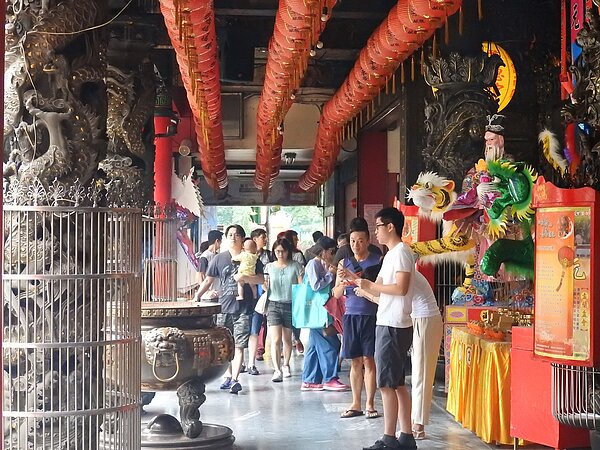 農曆7月民間有一說「忌拜廟」，但新北板橋的慈惠宮因舉辦超薦法會，來拜拜的人還比平常多。 記者祁容玉／攝影