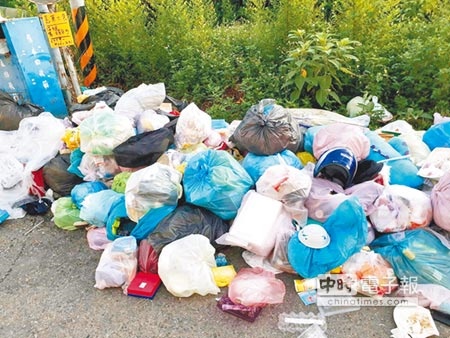 斗六市垃圾髒亂點有固定地點，其一是雲科大附近的龍潭路，公所數度拜訪校方規勸學生，不太有效。（周麗蘭攝）