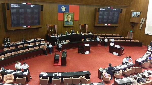 立院經表決,通過民進黨團提案,會議將24小時不斷電表決,至前瞻預算案與國體法審議完畢為止。圖/記者陳慶徽攝影。