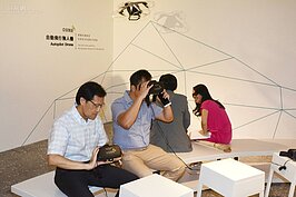 透過VR設備，可以看到整個居家環境的狀況，甚至搭配無人機還可監控居家周圍現狀。