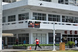 歹徒被嚇跑了。