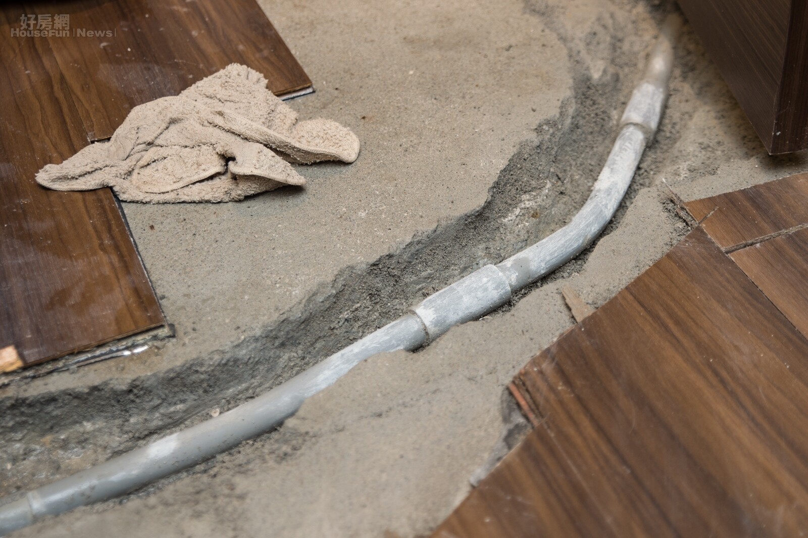 新北市淡水區一處大型社區,因建商錯把地下汙水氣管連接到冷氣排水管,導致化糞池臭味飄散到住戶屋內,「屎味」長達7年,直到前年才找到原因改善(好房網News記者張聖奕/攝影)