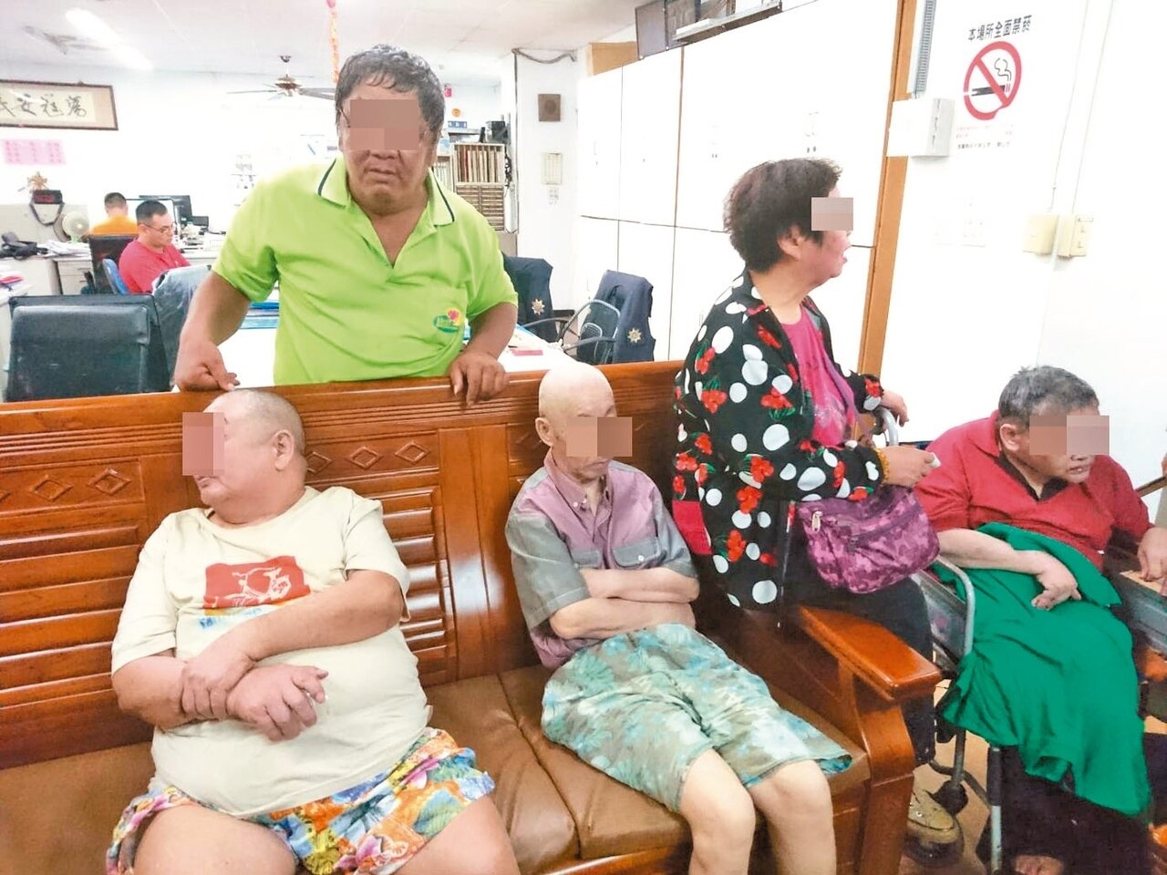 警方將三人帶回分局，照顧者說，他們原在安養院，安養院停業後，他們接續照顧。 記者羅建旺／攝影