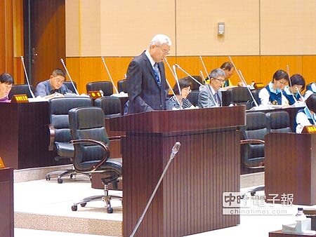 諷彎彎內閣賺稿費 管中閔判申誡