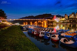 碧潭夜色吸引著許多攝影愛好者紛紛前來取景。