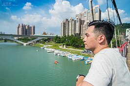 天氣好的時候，不妨在橋上好好的看看風景。往下游的方向可以看到小碧潭捷運站，往上游方向則是是一片的青山綠水。