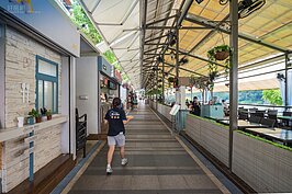 整齊又乾淨的用餐環境，加上還有雨篷，就算下雨天也可以來這邊靜靜欣賞雨中的碧潭。