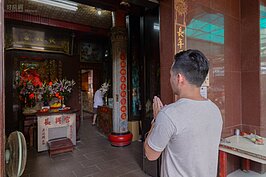新店路巷弄中的長興宮是當地的信仰中心，來這邊走走逛逛別忘記上炷清香。