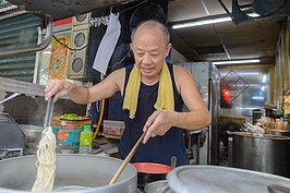 逛著逛著肚子餓的話，絕對要在688傳統美食這間店吃上一碗濃郁又彈牙的牛肉麵店。