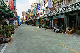 穿過北新路後，就來到碧潭當地另外一條生活重心「光明街」。這裡在早年可是萬新鐵道的終點站。因此在這一條長約三百公尺的街道上各種店面都有，甚至還有兩間老旅社，讓這些搭火車前來碧潭觀光的民眾有一個過夜之處。