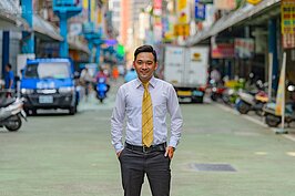 鄉民狂推的碧潭美食，就隱身在仲介身後的光明街中。