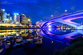 碧潭夜色吸引著許多攝影愛好者紛紛前來取景。