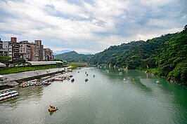 擁有好山好水的碧潭生活圈，再加上捷運的加持，房價擁有不錯的支撐力，也是許多首購族、換屋族優先考量的區域。不過這邊以老式公寓為主，新建案部分則較為分散。