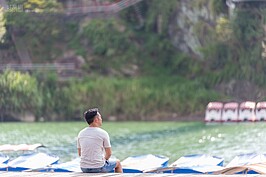 在碧潭岸邊放空也是許多人來到這邊最喜歡做的事情。