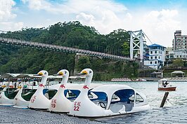 屹立在新店溪上超過一甲子的碧潭吊橋是許多老台北人的兒時回憶。來到這邊不免俗的站在橋上看風景，或者是兩人一組的滑著天鵝船在水面上隨波蕩漾，度過一個悠閒的下午。
隨著周邊建設的不斷投入，碧潭吊橋已經有著截然不同的風貌。