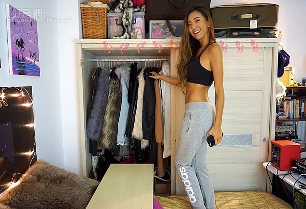 4.鞋櫃上貼著滿滿林嘉凌世界各地工作、旅遊紀錄的照片,多出國體驗不同文化的衝擊,也是她人生最大目標。