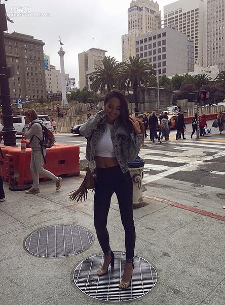 5.由於在Youtube上經營美妝頻道,林嘉凌平時就會在這面LED燈化妝鏡前塗塗抹抹。