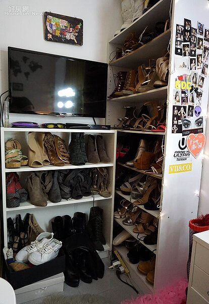 9.衣櫃外表以動物造型的LED燈串點綴,採訪當天林嘉凌開心秀出裡頭一件件漂亮的衣服。