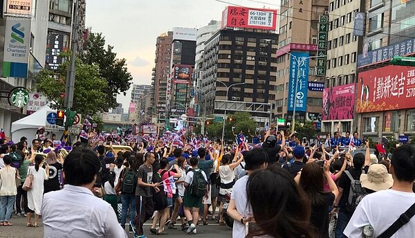 世大運選手8/31大遊行,造成萬人空巷(網友提供)