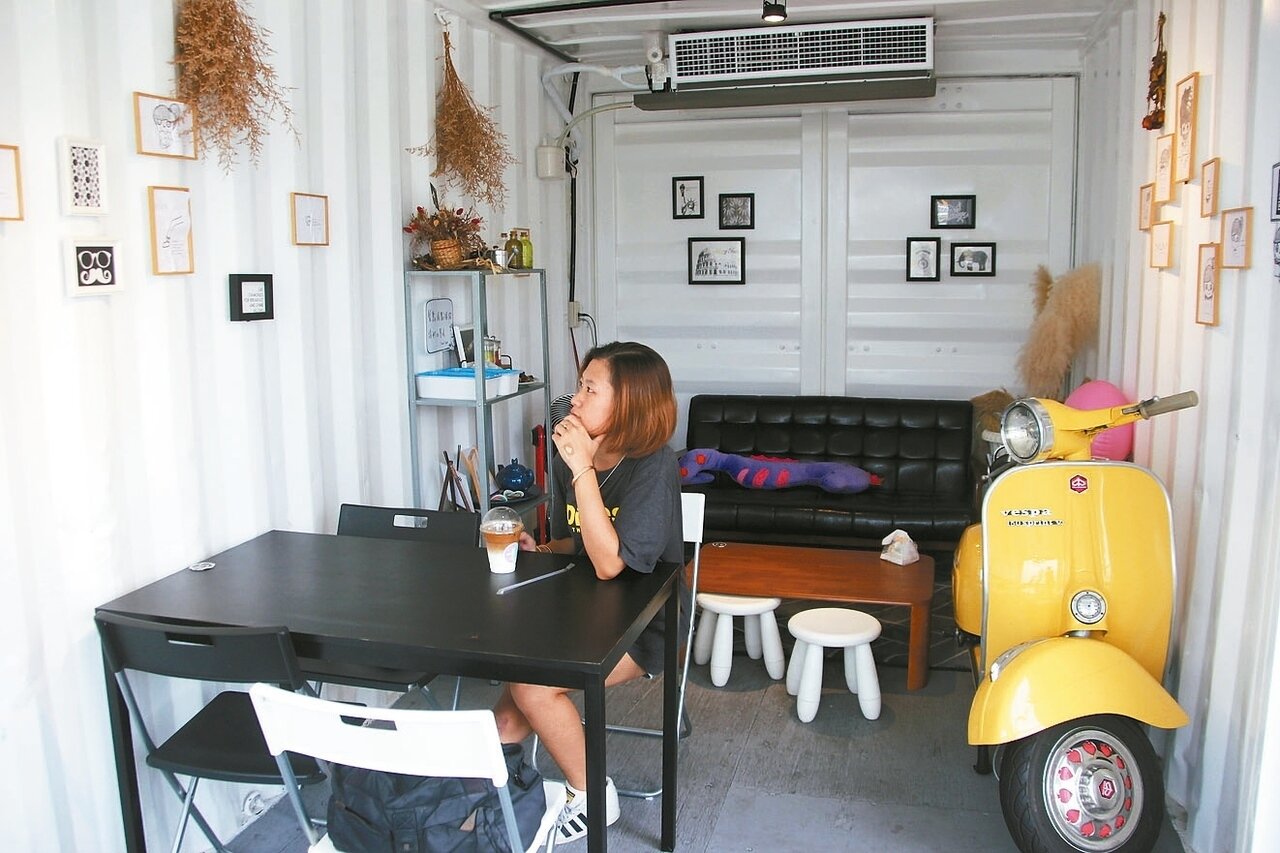 好悠咖啡貨櫃屋內,以偉士牌機車等當擺飾。 記者林宛諭/攝影