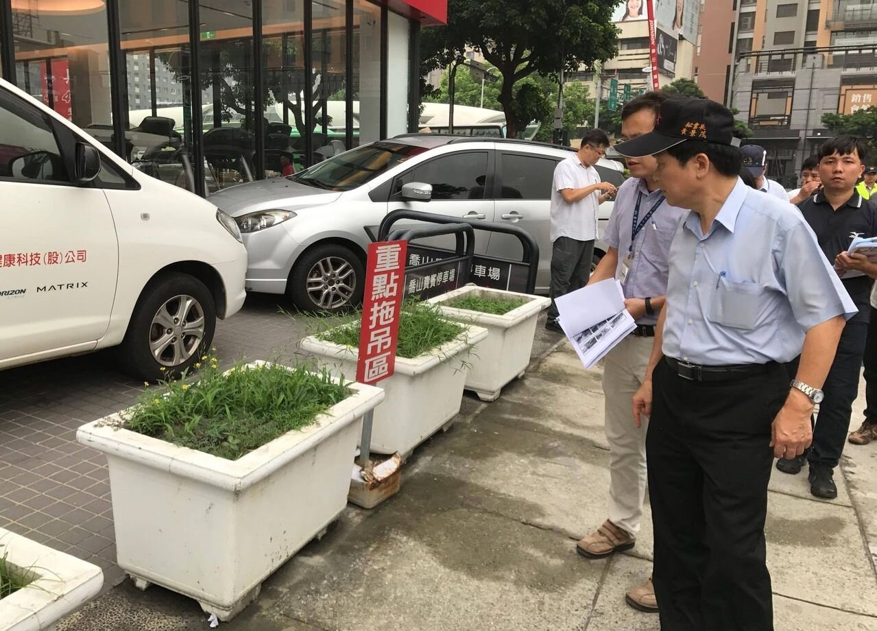 台中市政府秘書長黃景茂昨帶隊查路霸，店家在退縮騎樓空間擺花盆、停車，市府強調將勸導改善。 記者洪敬浤／攝影