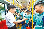 學生邀請到清水　林佳龍搭公車履約