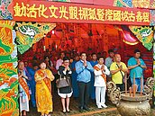 恆春中元搶孤　宜蘭冠軍來踢館