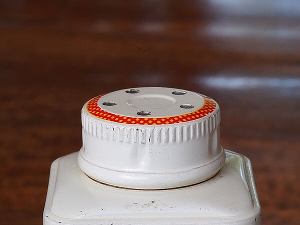 爽身粉除了可以撒在床上幫助入睡,還有許多生活妙用。(圖/維基百科)