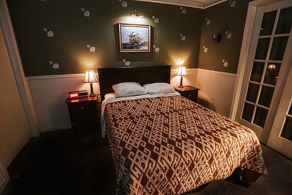 鬼月入住飯店,該遵守的阿飄禮儀不可少。(圖/翻攝自電影1408官網)