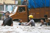季節雨癱瘓孟買　印度逾千死