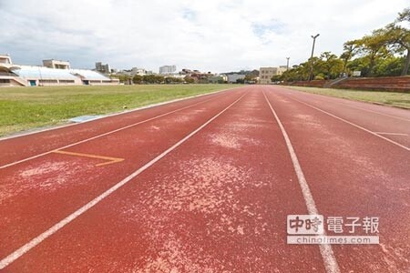 新竹市香山綜合體育場PU跑道出現劣化，市府將安排廠商實勘，盡速改善。（徐養齡攝）