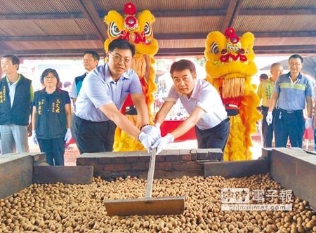 縣府農業處長陳瑞慶(左)與中寮鄉長張永輝(右)主持傳統起灶儀式。(楊樹煌攝)